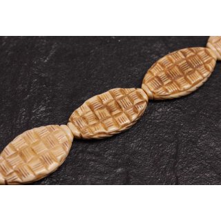 Knochen Perlen  Beige carved  Flat oval / 38x21x6mm. / 11pcs.