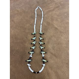 Zuni Fetisch Halskette lang Gruene Voegel auf Schwarz-Weiss