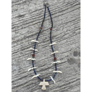 Zuni Fetisch Halskette kurz Dunkelblau Koralle Moewen Variante mit Adler