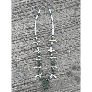Zuni Fetisch Halskette kurz Weiss Gruenem Adler